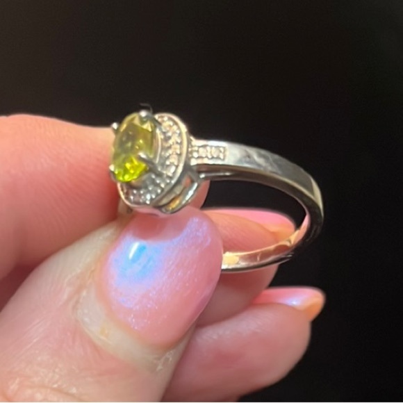 EUC! Peridot and .925 Silver Halo Ring with Vibrant Center Stone - Picture 4 of 6